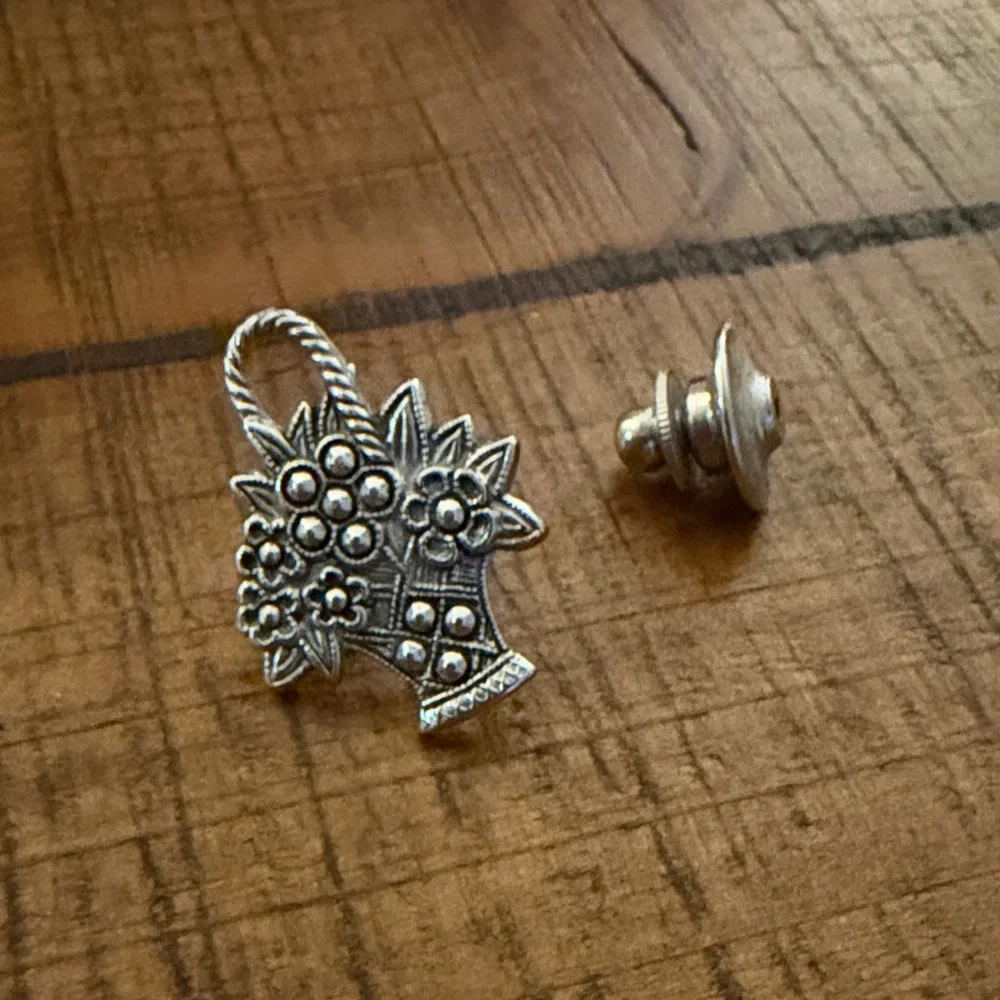 Avon Vintage Silver Floral Basket Pin - Picture 2 of 7